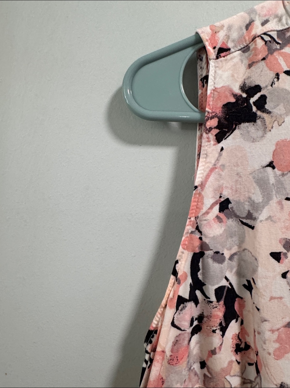 Liz Claiborne Cream Floral Sleeveless Top with Pink and Black Accents - Picture 6 of 10
